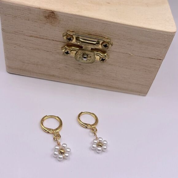 5 for $25 Small Daisy 🌼 Pearly Earrings - Picture 2 of 5